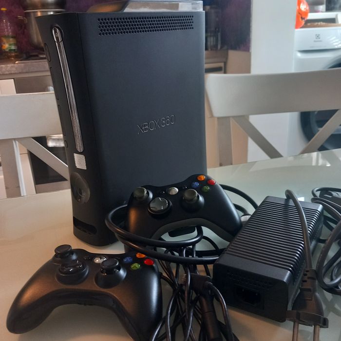 Consola XBOX 360, 2 Controllere, HDD 120GB, Jocuri