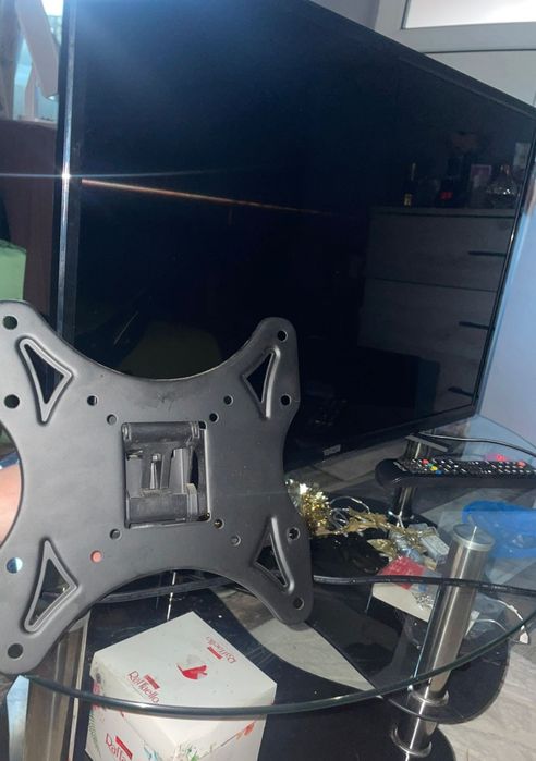 Vand televizor cu tot cu suport perete Vinch