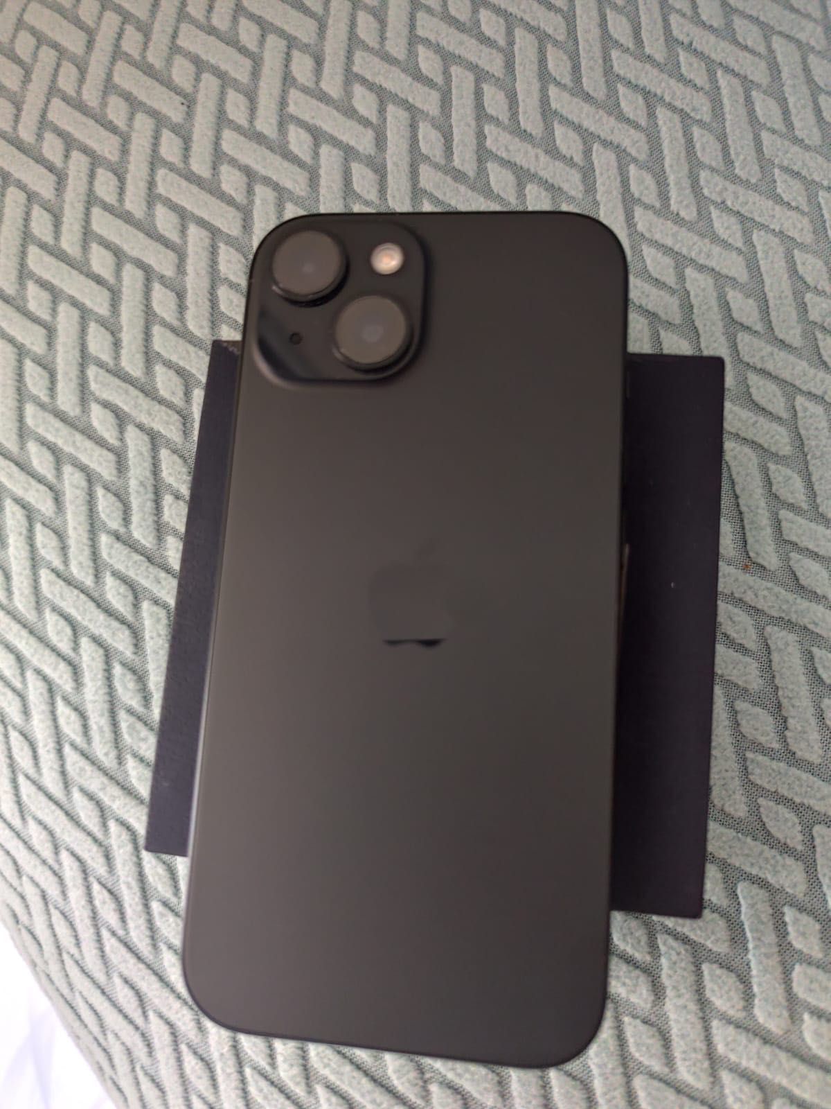 Vând iPhone 15 black 128 gb