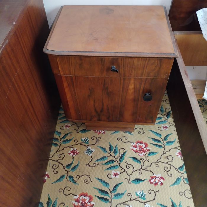 Мебели стари столове , абажур , маси и нощни шкафчета.