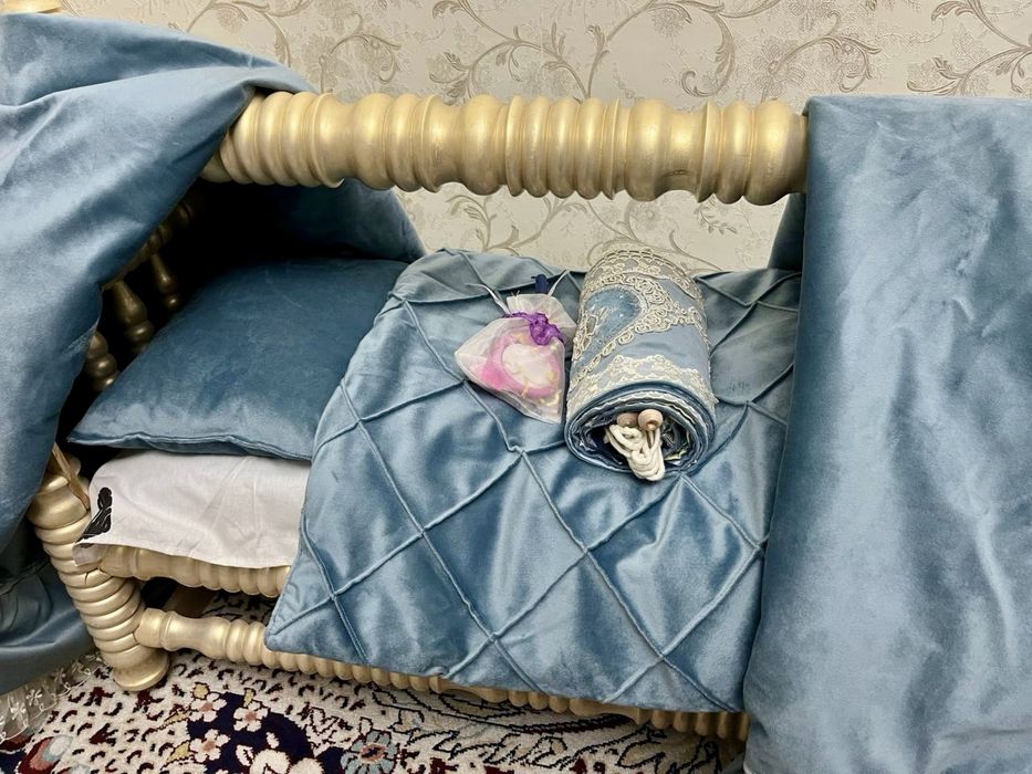 Yangi Beshik, o'g'il va qiz chaqolaqlarga.