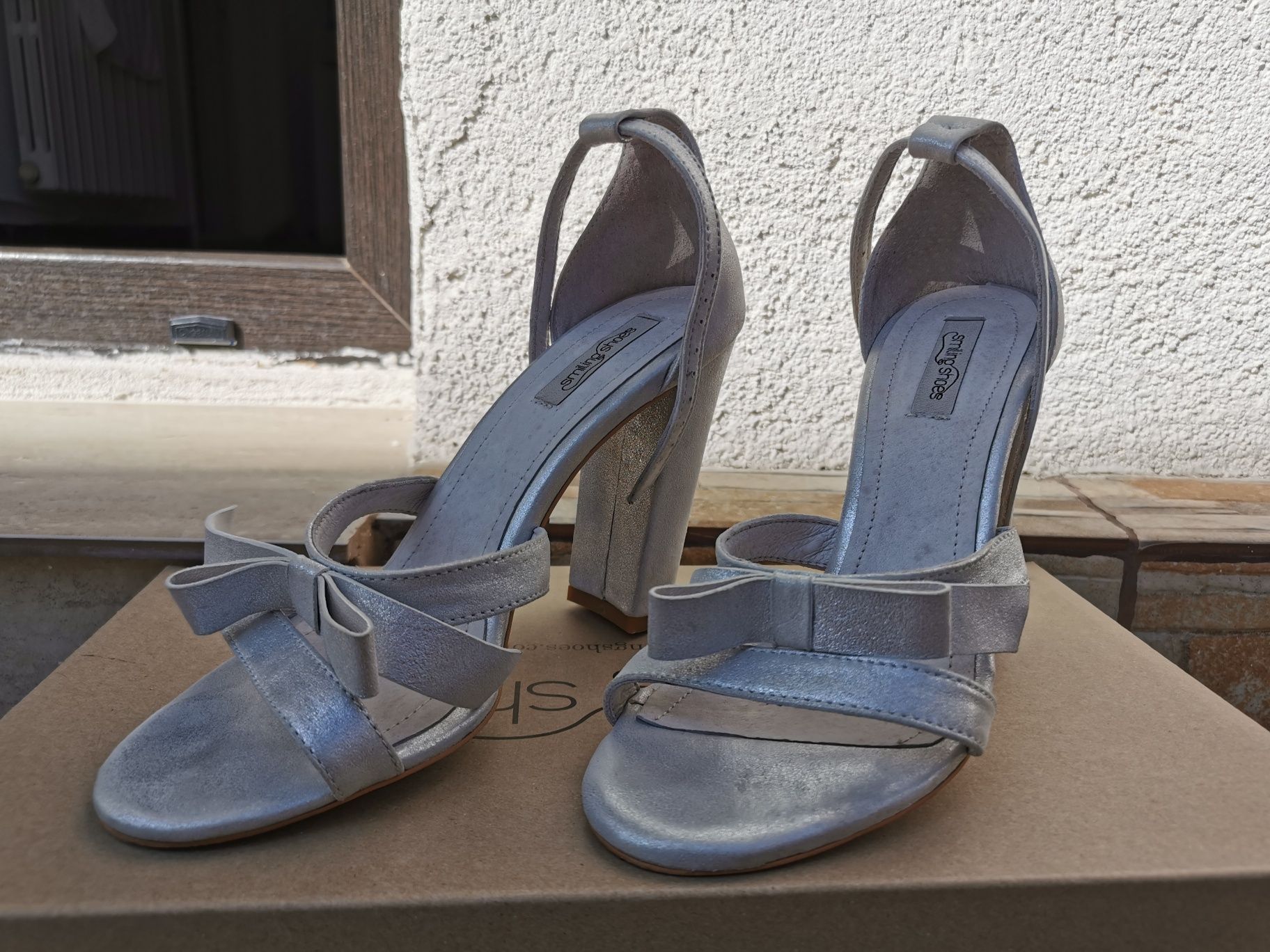 Vând sandale argintii smiling shoes