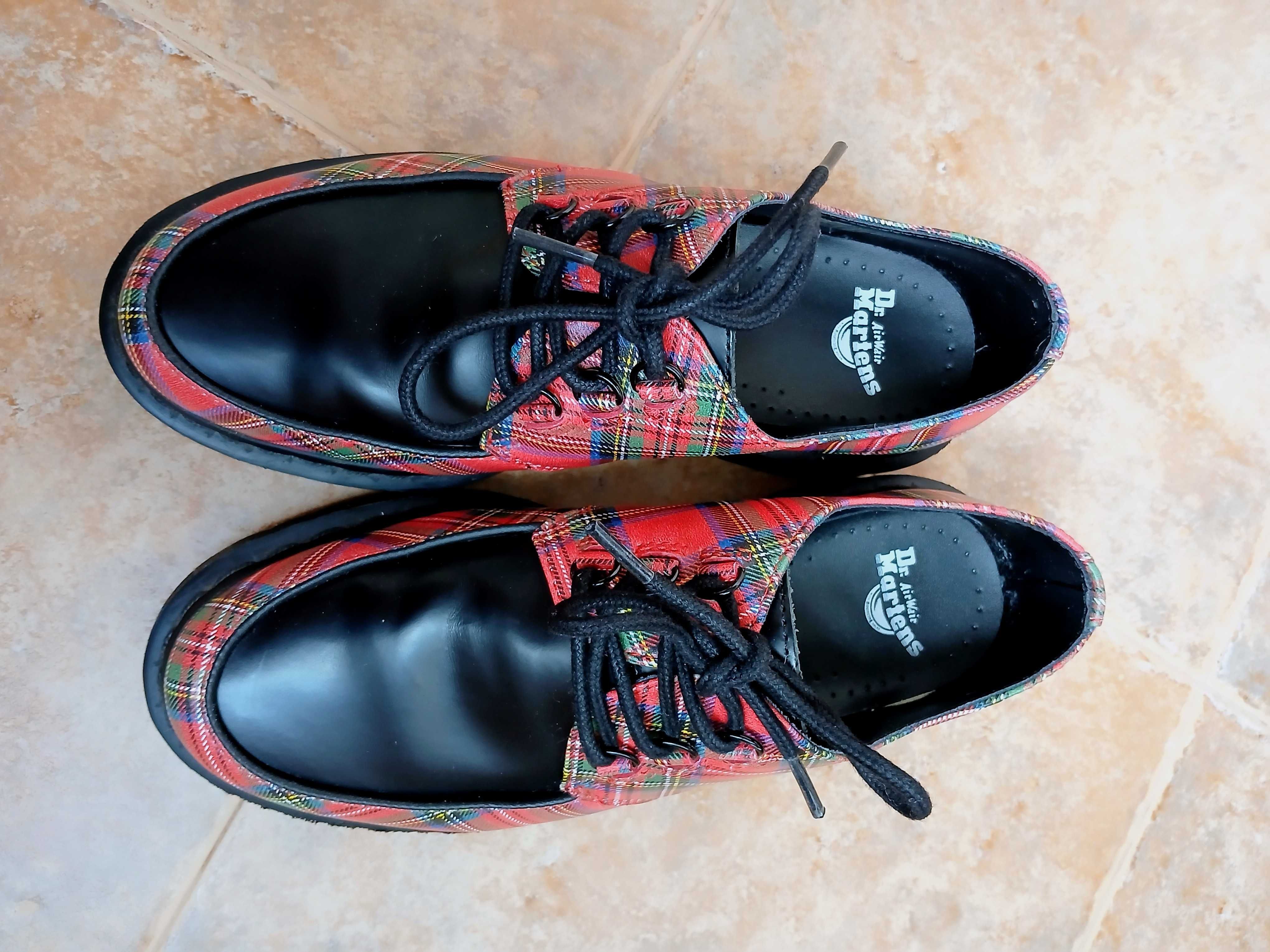 Обувки Dr. Martens River в черно/тартан