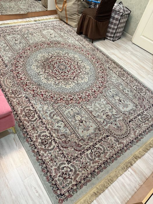 Ковер в хорошем состоянии.