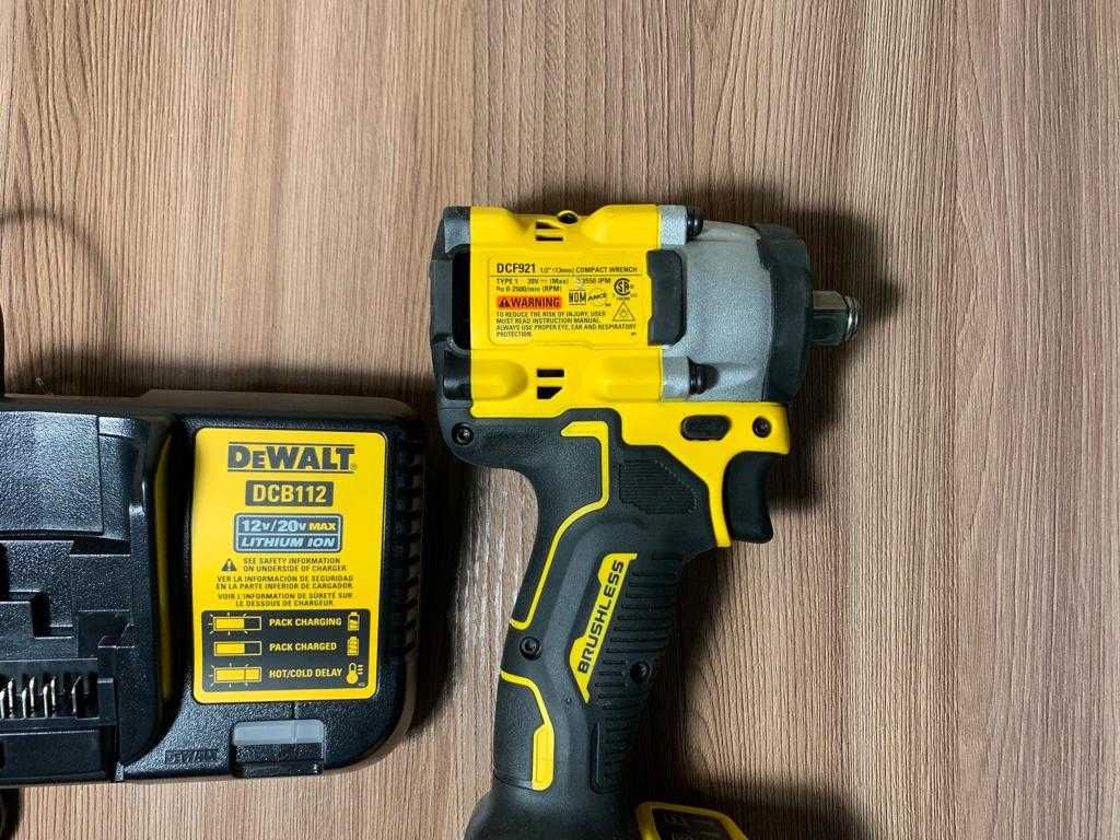 DEWALT Аккумуляторный гайковерт DCF 921 1/2