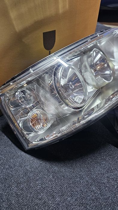 Far dreapta nou original Volkswagen Transporter T5

Cod Oe: 7H1 941 01