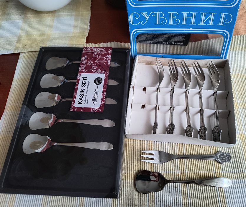 Коледна декорация, прибори, чайник и подложка за горещи съдове