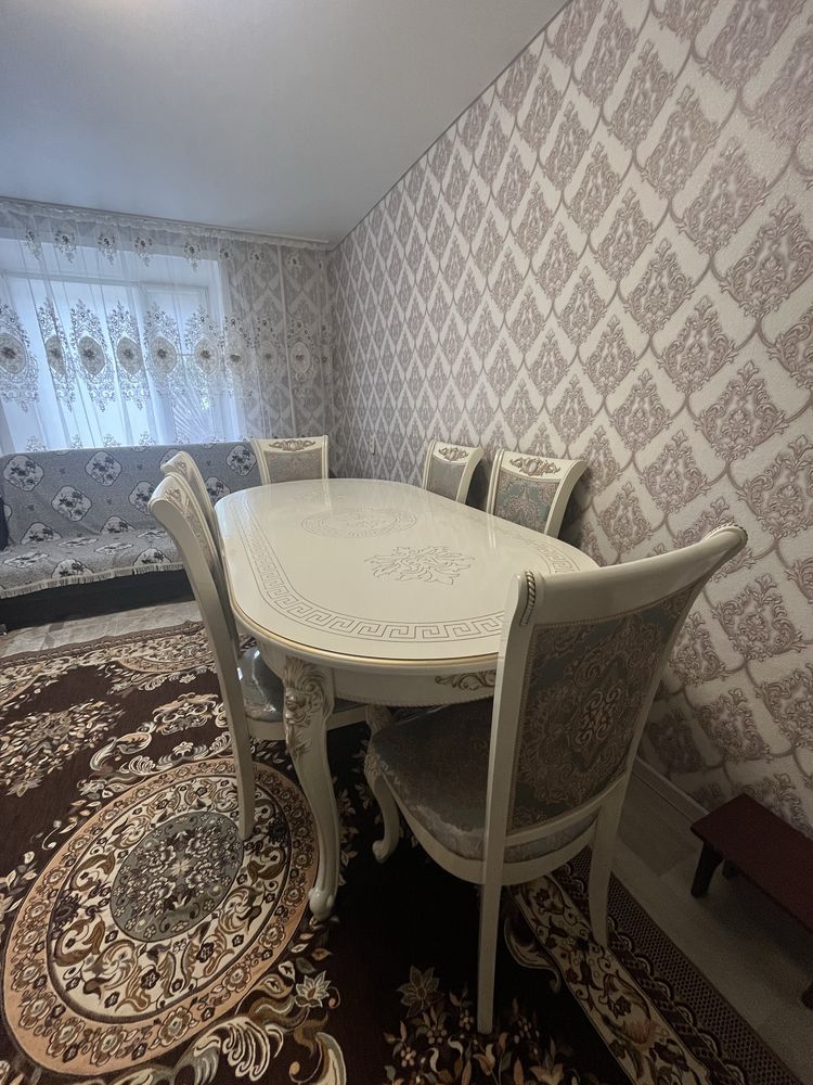 Продам новый стол со стульями