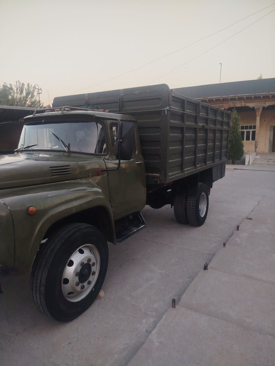 ZIL yuk mashinasi (olasiz minasiz=pul topar mashina) .Nari 9000$