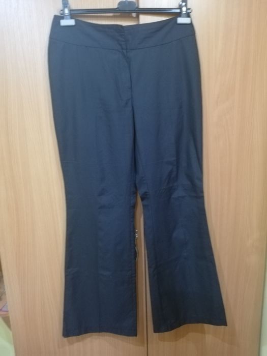 Vând 2 perechi pantaloni evazați