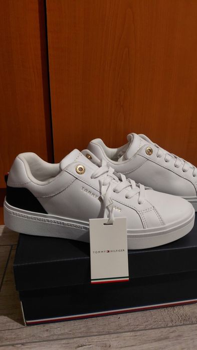 Pantofi noi Tommy Hilfiger marimea 37