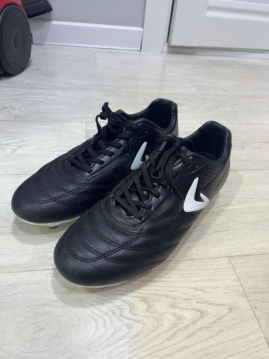 Продам Demix мужские кроссовки