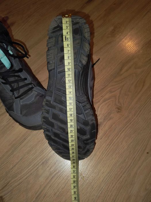 Продавам дамски туристически обувки