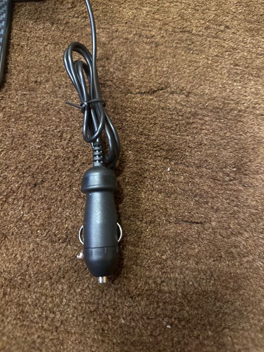 Încărcător pentru mașina de pus între scaun și cotieră