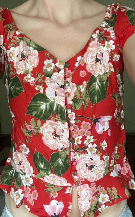 Vând top roșu floral