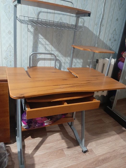 Продам стол учебный и телевизор