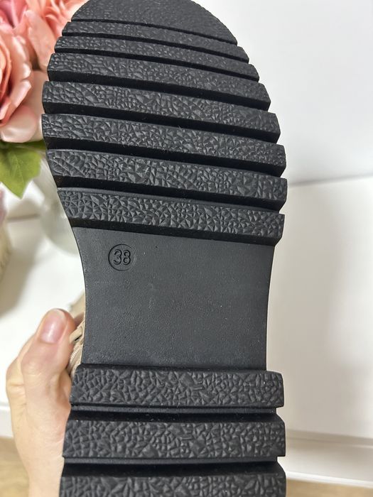 Ghete captusite 38 Noi cu eticheta