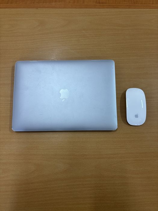 Vând Apple Magic Mouse 2 si incarcator original + carcasa air 13 cadou