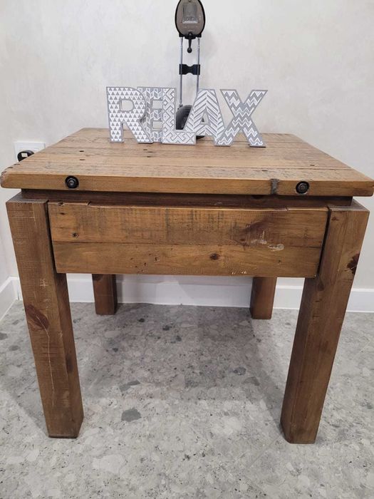 Странична маса от масивно дърво с чекмедже