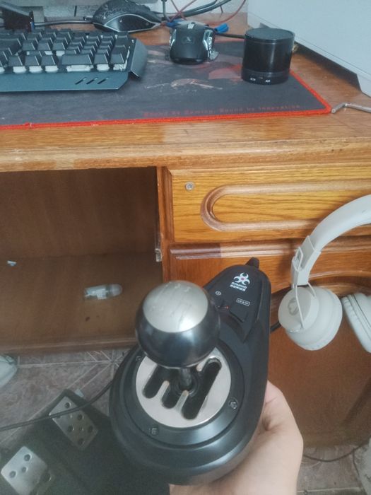 Vand volan gaming perfect funcțional +tastatura de gaming cadou