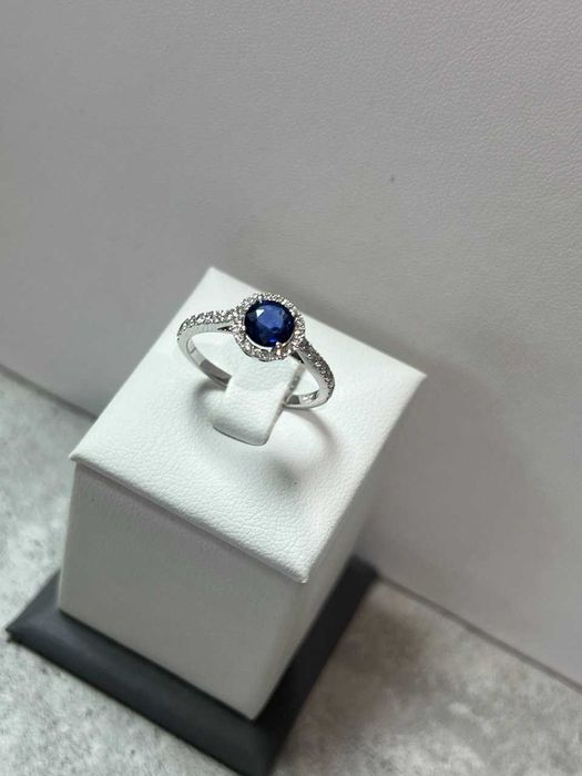 Кольцо с сапфиром и бриллиантами