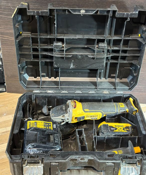 Mașină de șlefuit unghiulară DeWalt DCG 405   la Baterii