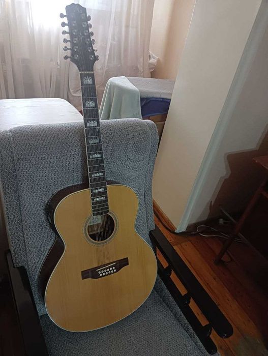 Продам 12 струнную аккустическую гитару