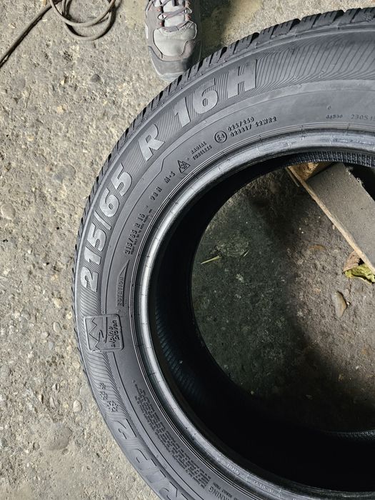 2 anvelope iarna  215 65 16 Semperit