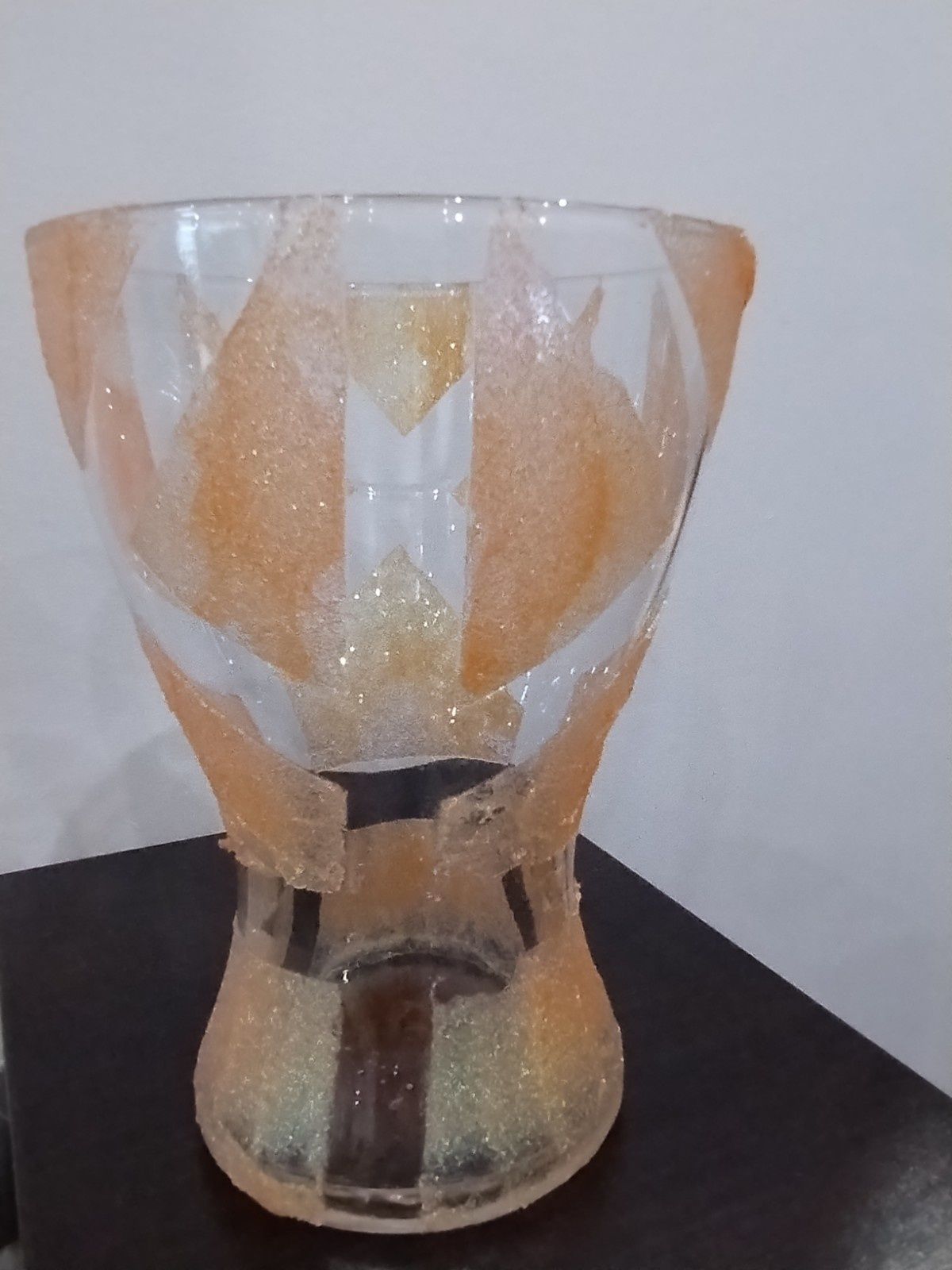 Красива ваза стъкло с релефни орнаменти.