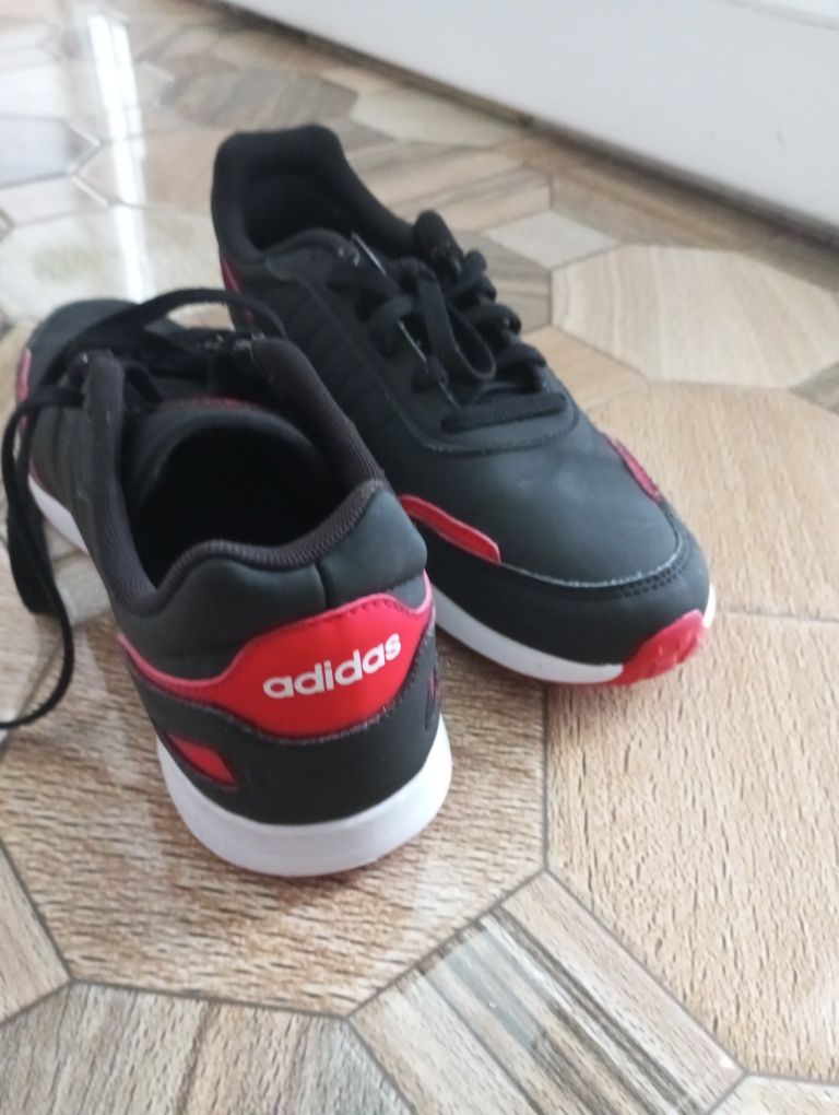 Pantofi adidas pentru sport