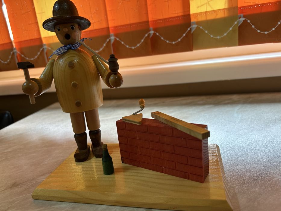 Макс зидарят / пушещ майстор дърво Германия