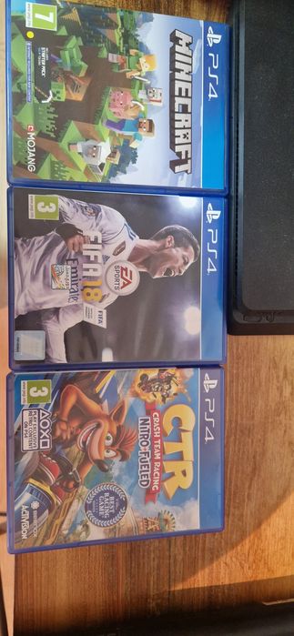 Vând ps4 cu 10 jocuri