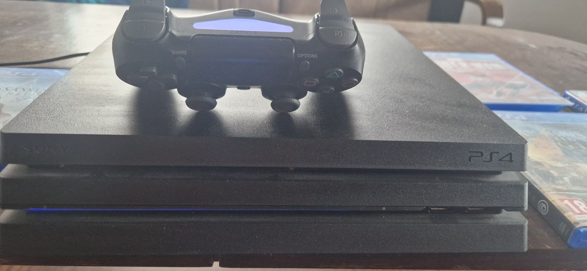 PS4 PRO със 5 игри + джойстик