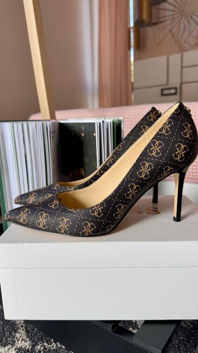 Обувки Guess на висок ток, 39 номер
