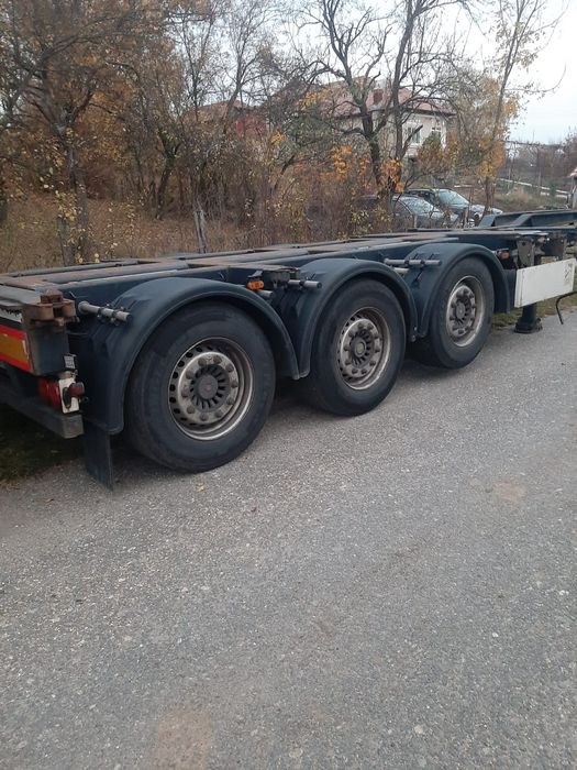 Închiriez șasiu containere maritime