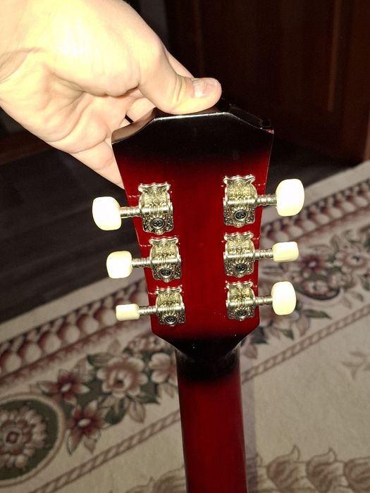 Гитара в очень хорошем состоянии,без струн.Использовали 2-3 раза.