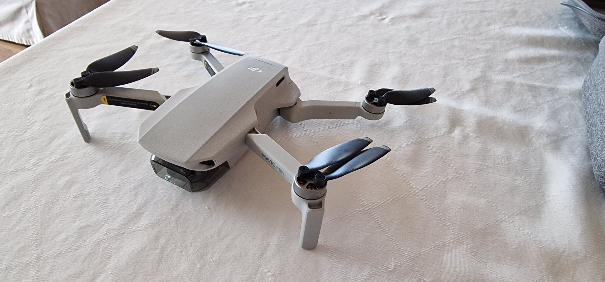 Продавам  дистанционно, предпазител за перки  и куфар за DJI Mini