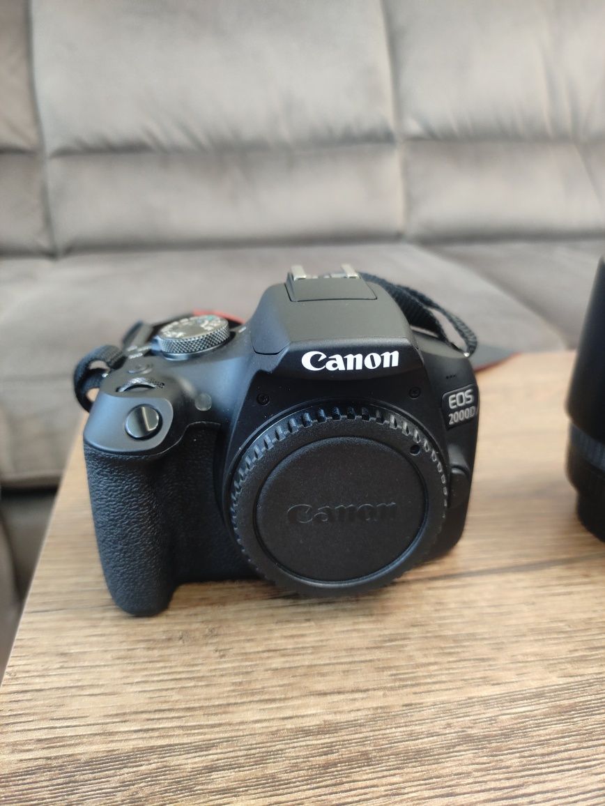 Фотоапарат Canon eos 2000d + обективи раница статив