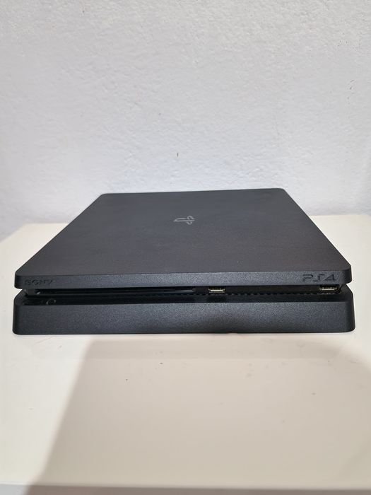 Vand ps4 slim 1Tb 
Vine însoțit de 2 manete 
Plus jocurile din poze pl
