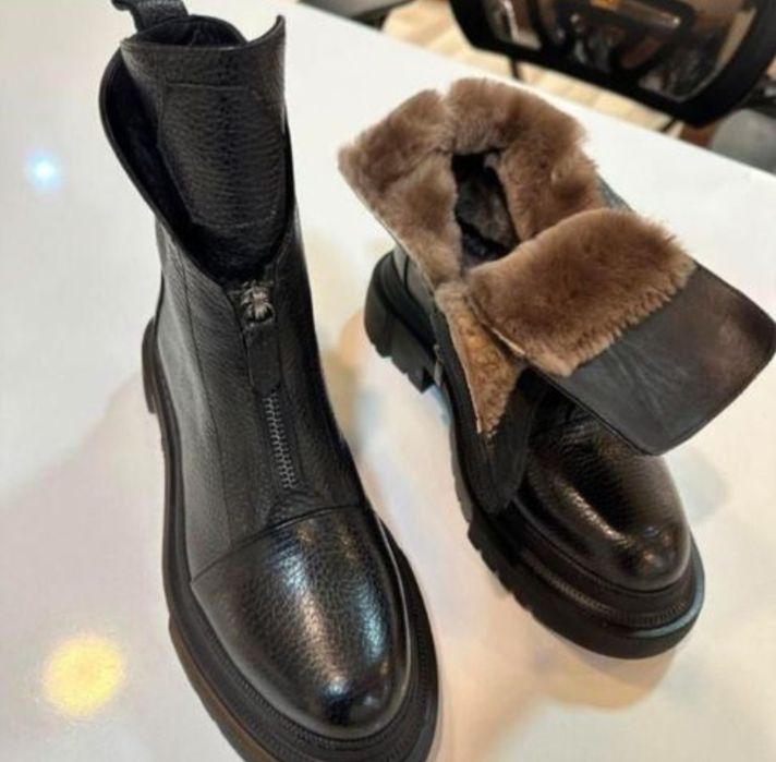 Продам женские ботинки