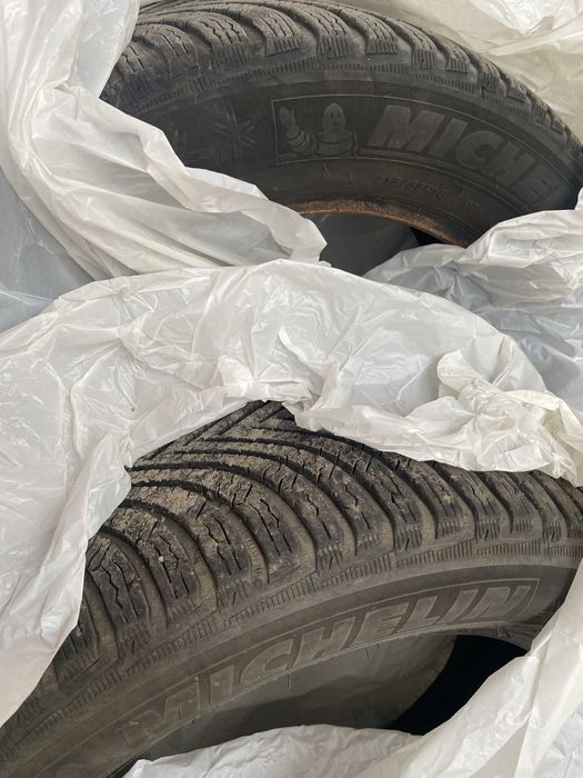 Vand patru anvelope Michelin 215/55/16 si patru jante din grupul vag