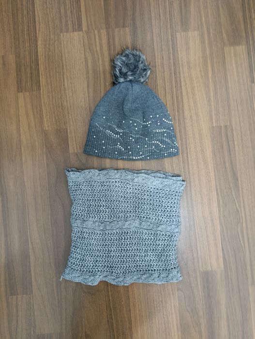 Set Iarnă Exclusiv: Căciulă cu Aplicații și Eșarfă Tip Guler Gros