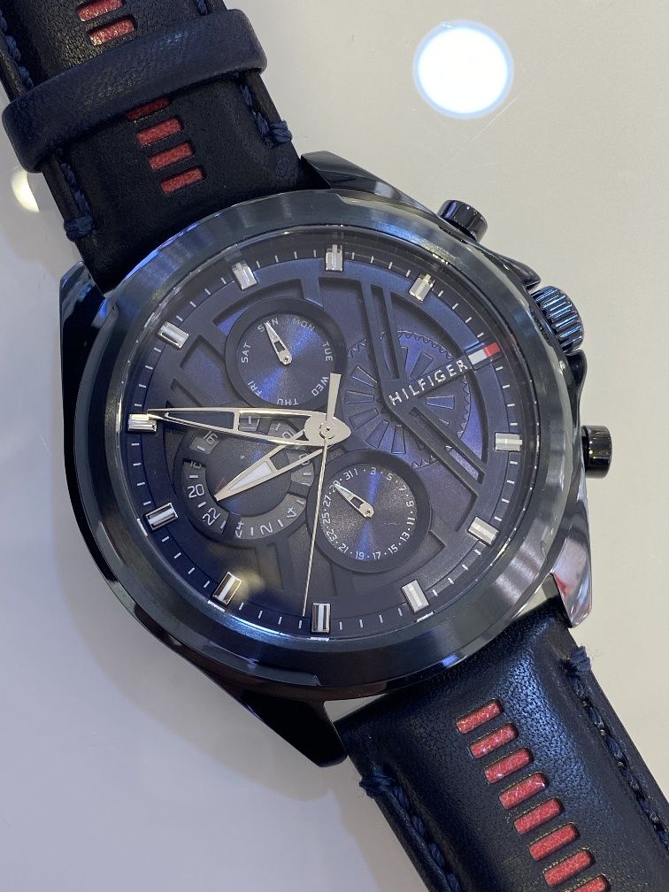 Часы Tommy Hilfiger, с дефектом