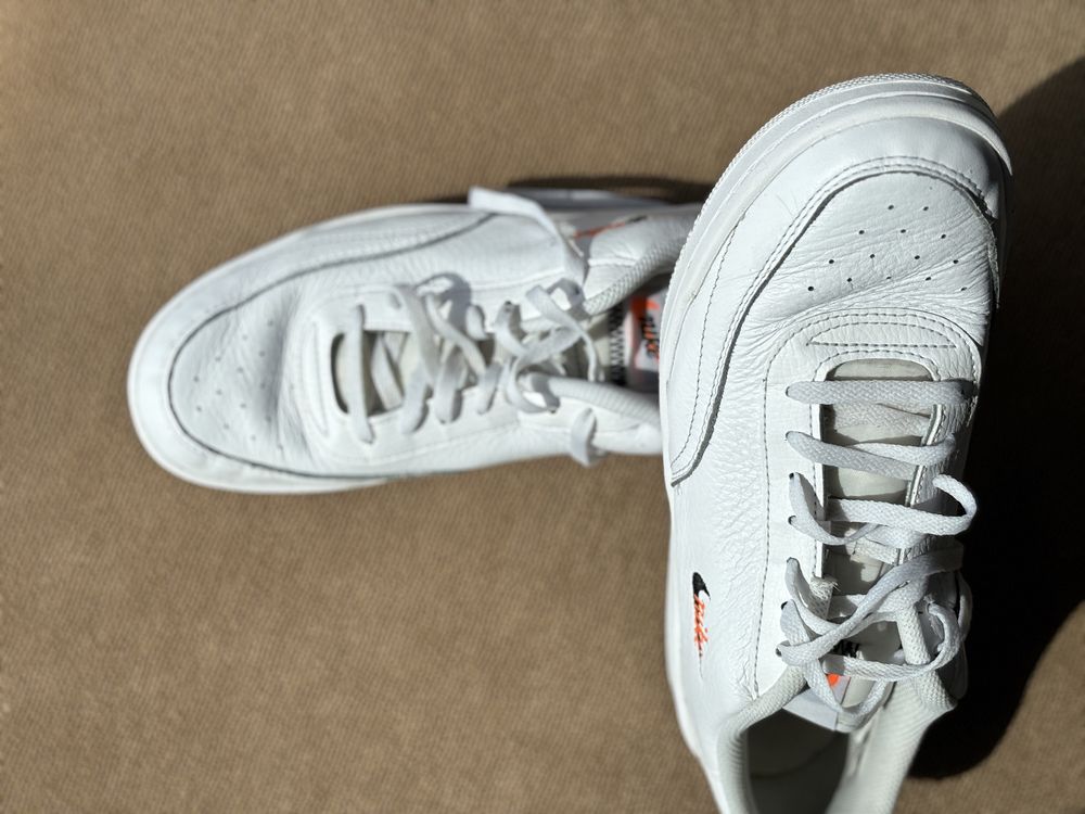 Nike 42,5 albi cu detaliu portocalii
