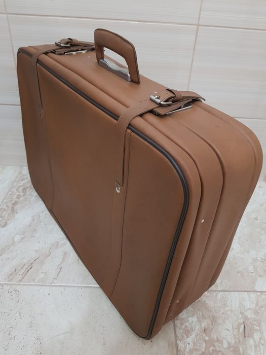 Vand geamantan vechi                     KAZETO