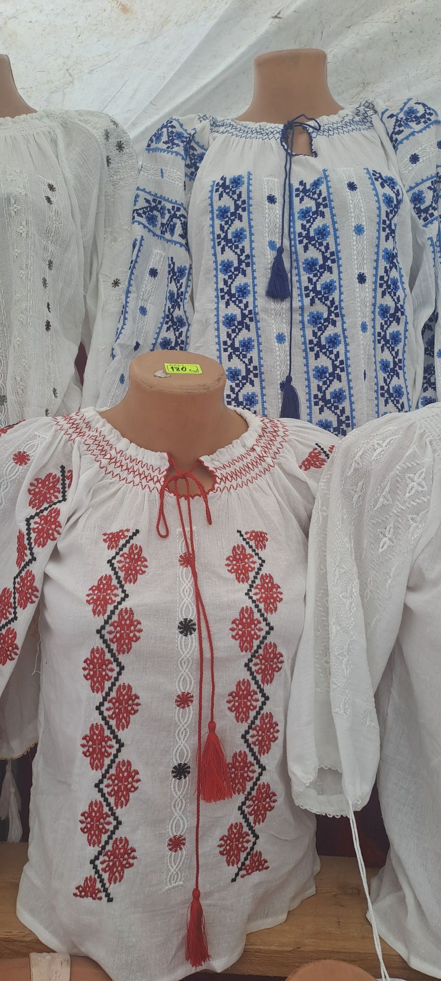 Vând ii tradiționale lucrate manual din diferite zone ale țării.