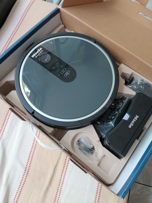 Прахосмукачка робот Miele  CX1 и Miele C3