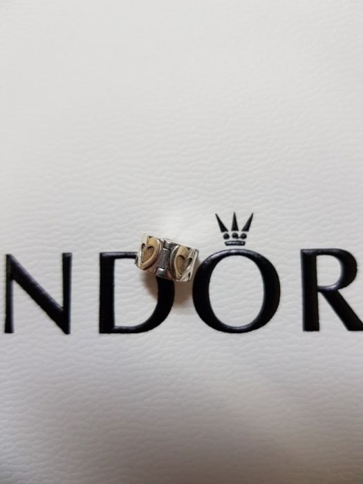 Ornament PANDORA "Rând de inimi"