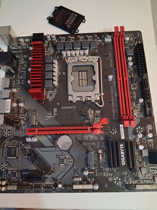 материнка GIGABYTE B760M Gaming DDR4