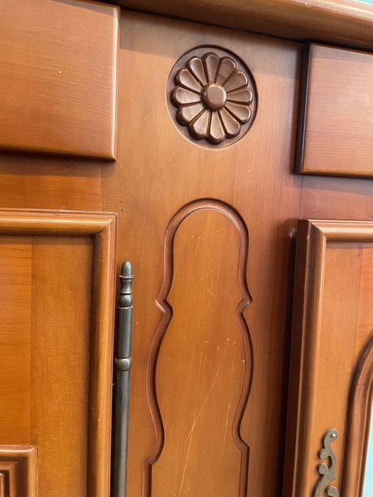 Разкошен дървен шкаф с инкрустация